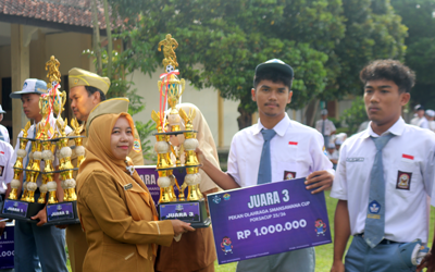 Penyerahan Piala dan Penghargaan kepada Siswa Berprestasi SMAN 1 Wanadadi